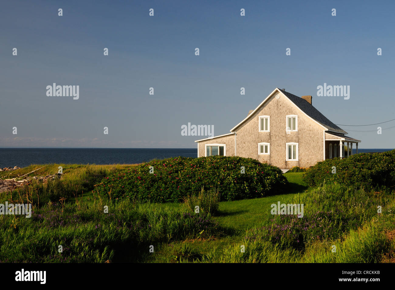 Haus an der St. Lawrence River, Gaspe Halbinsel Gaspésie, Quebec, Kanada Stockfoto Haus an der St. Lawrence River, Gaspe Halbinsel Gaspésie, Quebec, Kanada Stockfoto