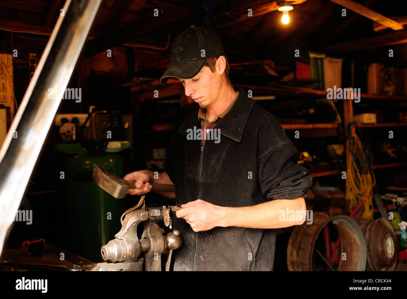 Mann, die Reparatur von Sporen, Saskatchewan, Kanada, Nordamerika Stockfoto