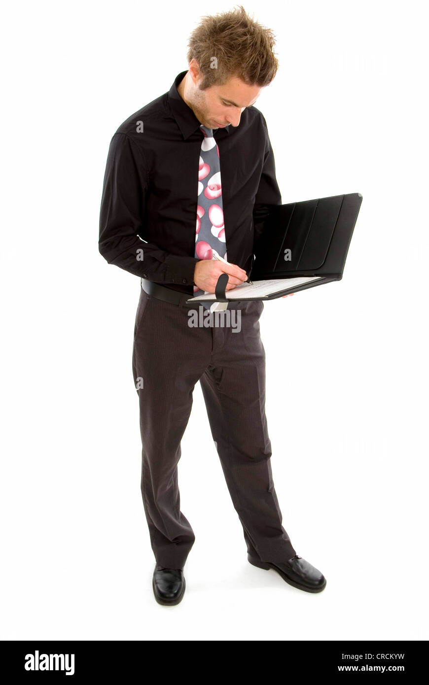 junger Geschäftsmann in einem schwarzen Outfit, einige Notizen machen Stockfoto
