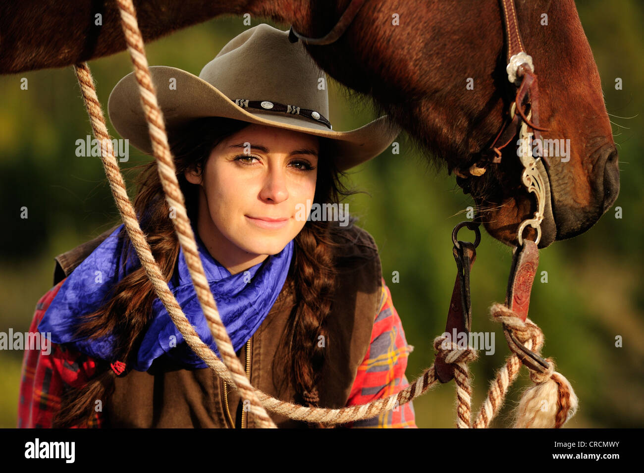 Cowgirl posiert mit einem Pferd, Saskatchewan, Kanada, Nordamerika Stockfoto