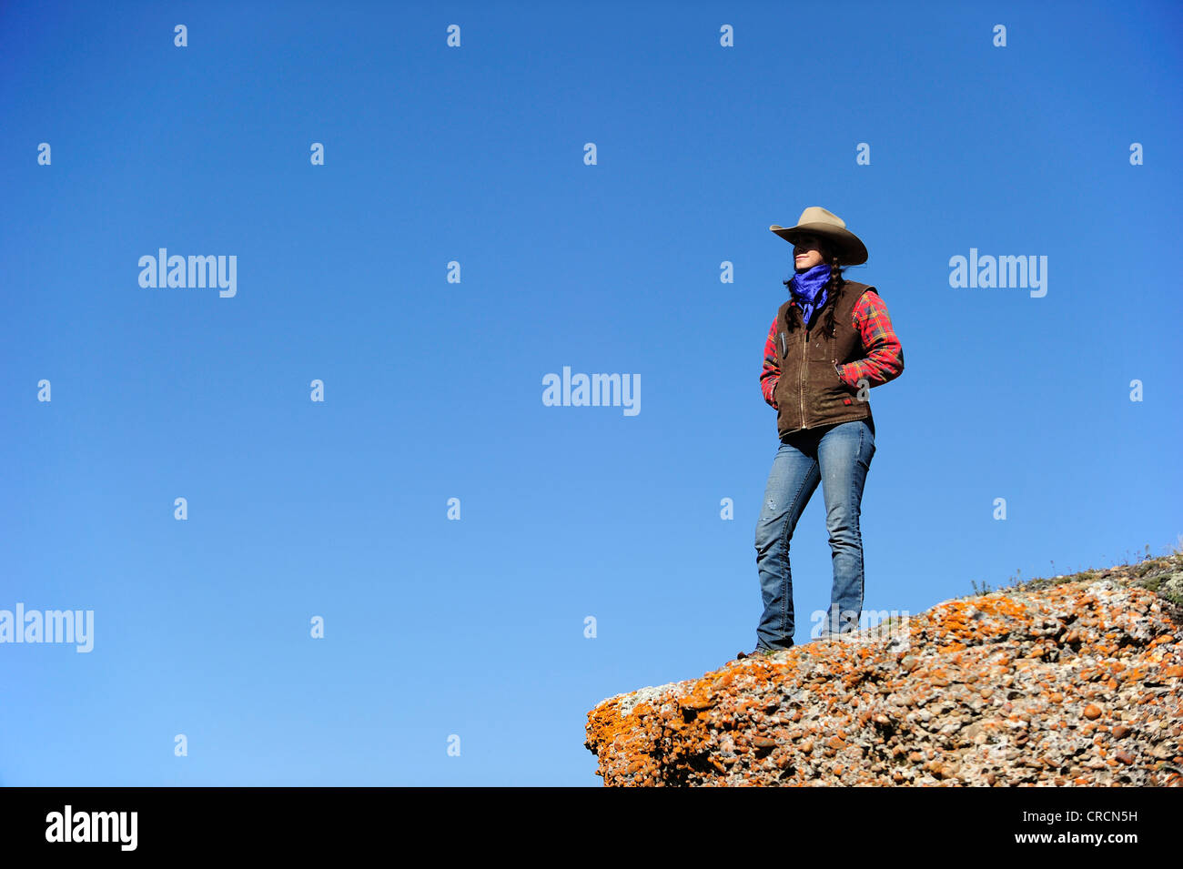Cowgirl auf einem Felsen in der Ferne, Saskatchewan, Kanada, Nordamerika Stockfoto