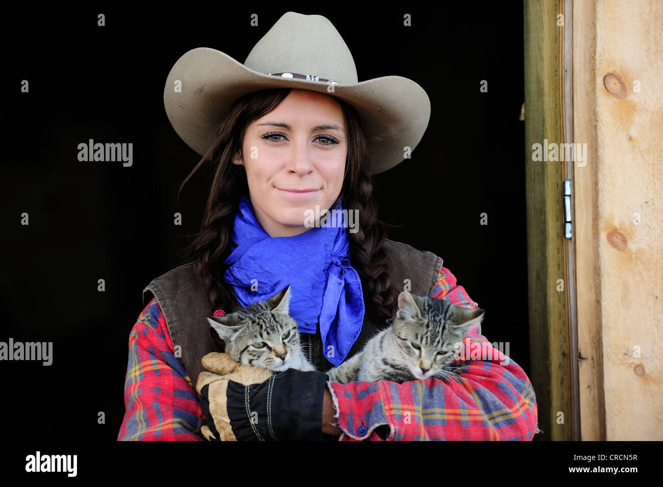 Cowgirl mit zwei Katzen, Porträt, Saskatchewan, Kanada, Nordamerika Stockfoto