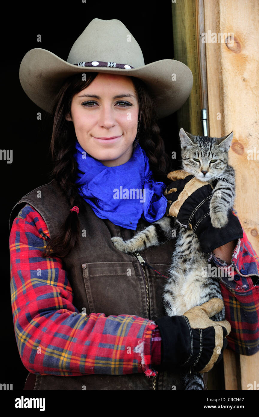 Cowgirl mit Katze, Porträt, Saskatchewan, Kanada, Nordamerika Stockfoto