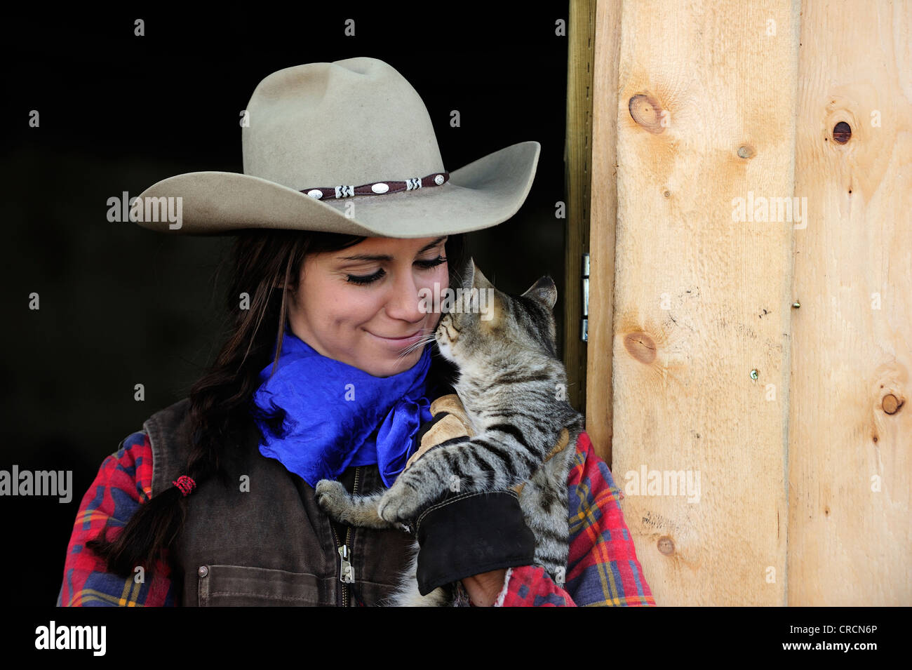 Cowgirl mit Katze, Porträt, Saskatchewan, Kanada, Nordamerika Stockfoto