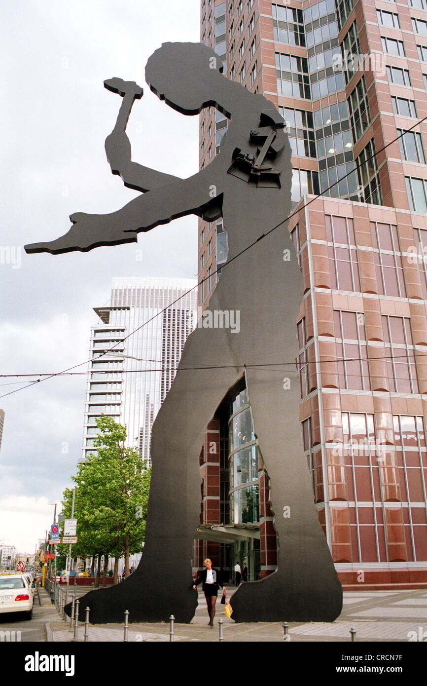 Metall-Skulptur vor der Ausstellung-Tower in Frankfurt am Main Stockfoto