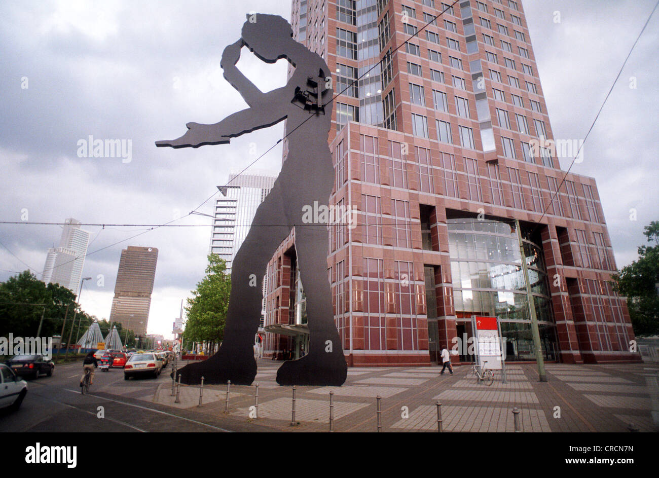 Metall-Skulptur vor der Ausstellung-Tower in Frankfurt am Main Stockfoto