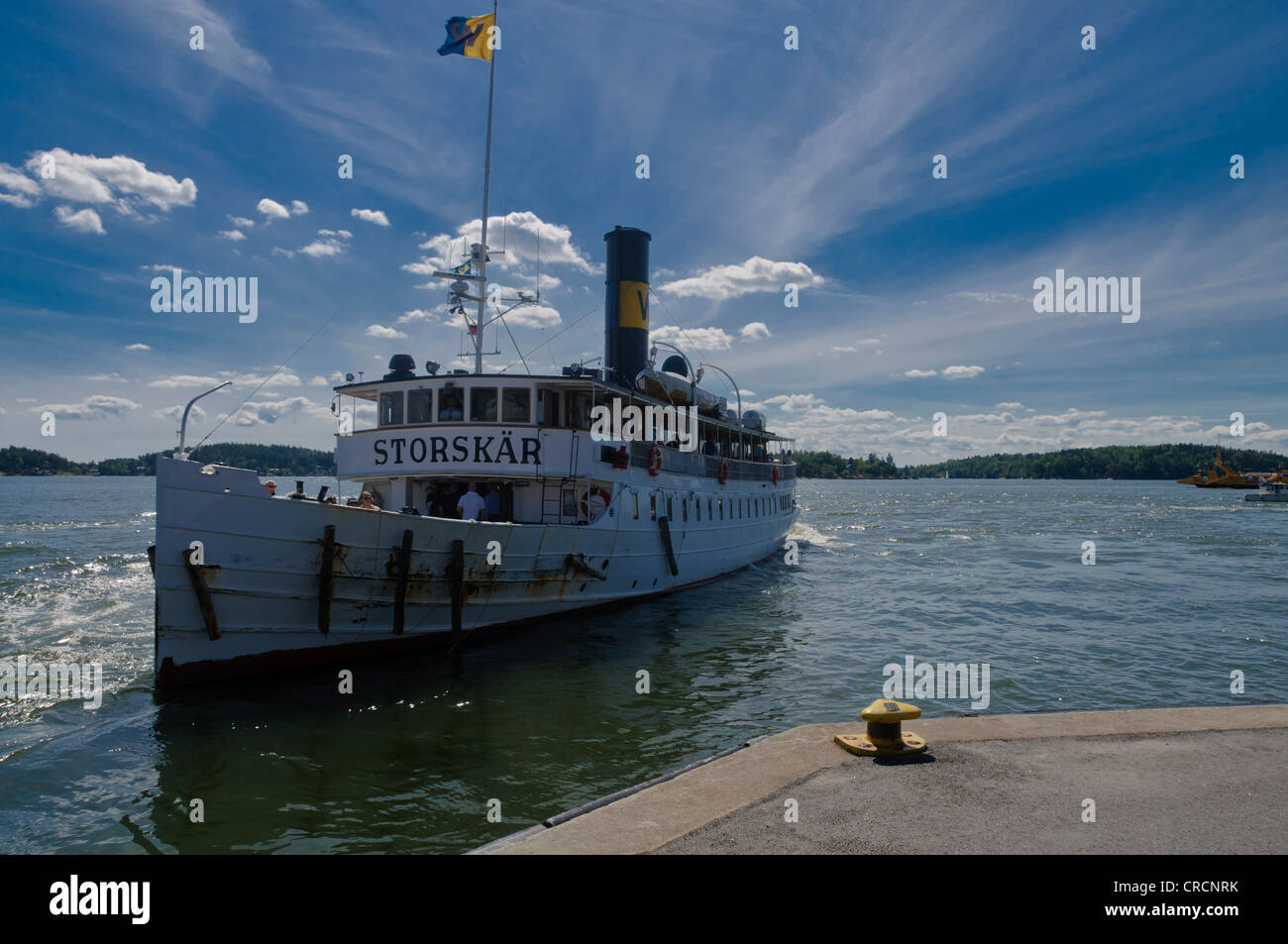 Alten touristischen Schiff Storskär nähert sich Vaxholm Hafen in den Schären von Stockholm, Schweden Stockfoto