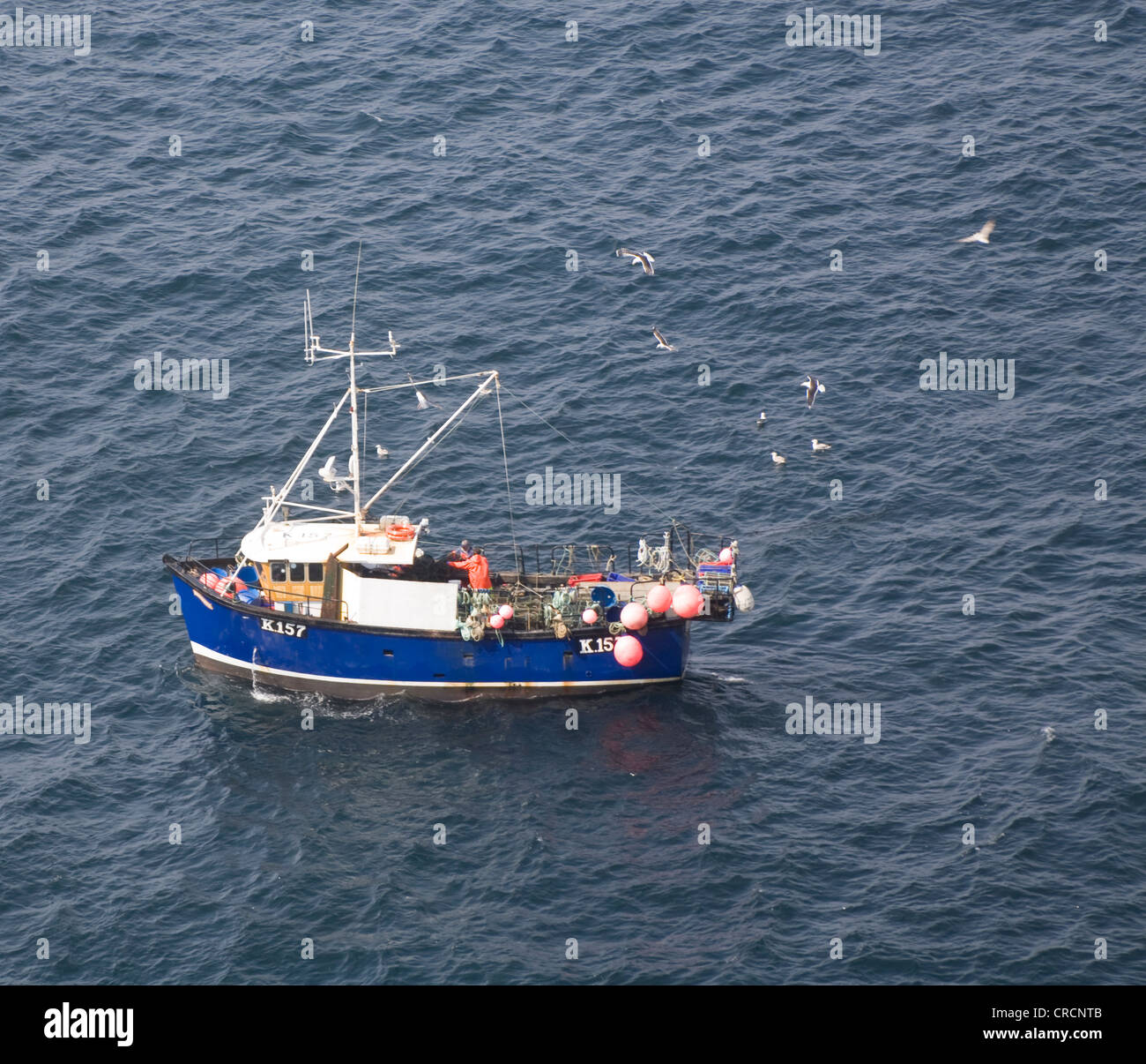 Orkney Fischer heben Hummer Töpfe vom kleinen Fischerboot Stockfoto