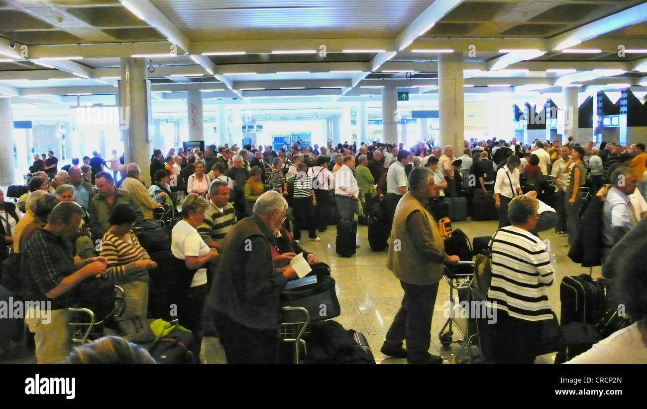 Touristen beim Check-in von einem Flughafen, Spanien, Mallorca, Palma Stockfoto