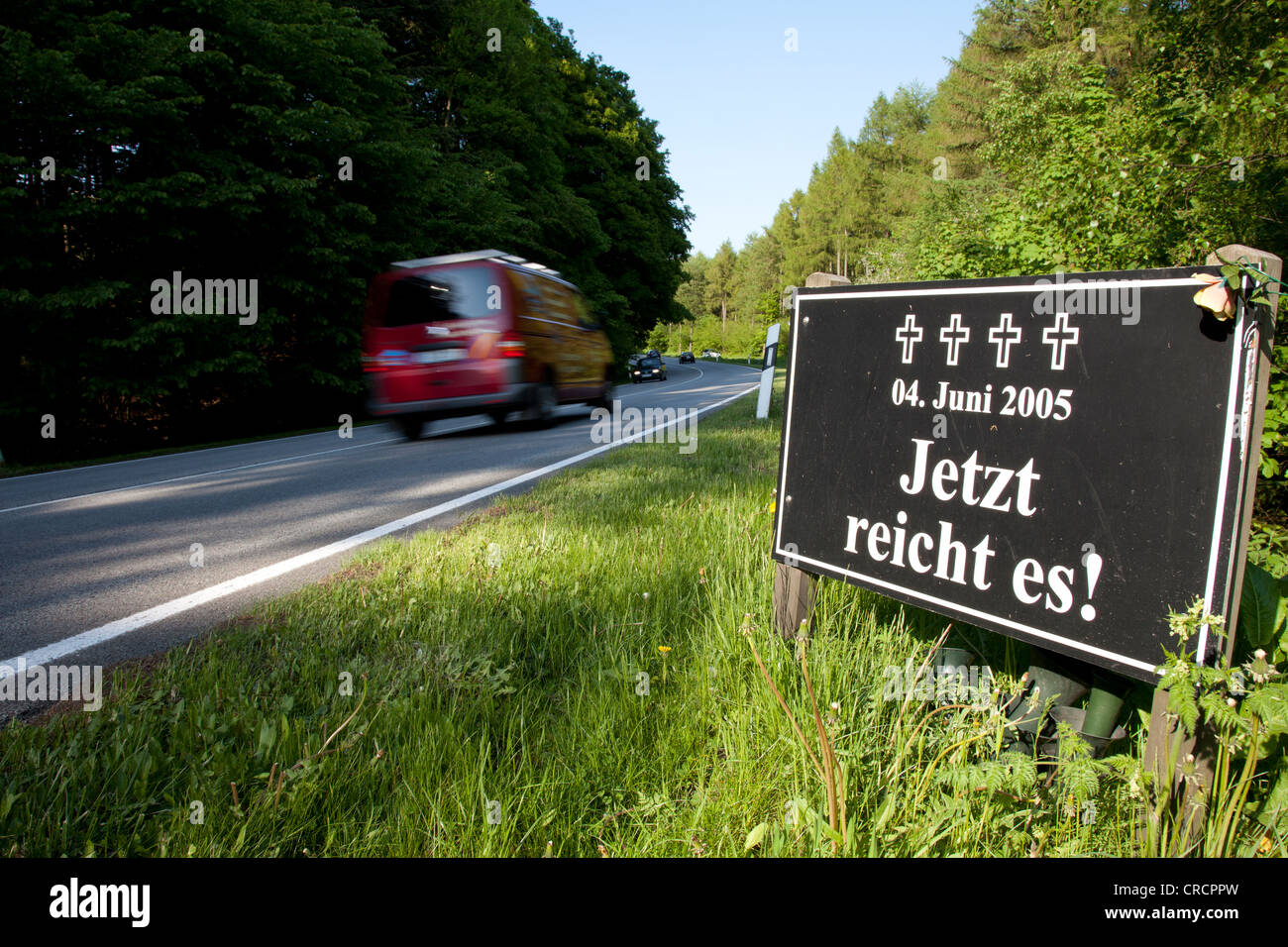 "Jetzt Reicht es", Deutsch für "das ist der letzte Strohhalm", Denkmal für Todesfälle bei einem Unfall auf einer Landstraße zwischen Hotspot Stockfoto