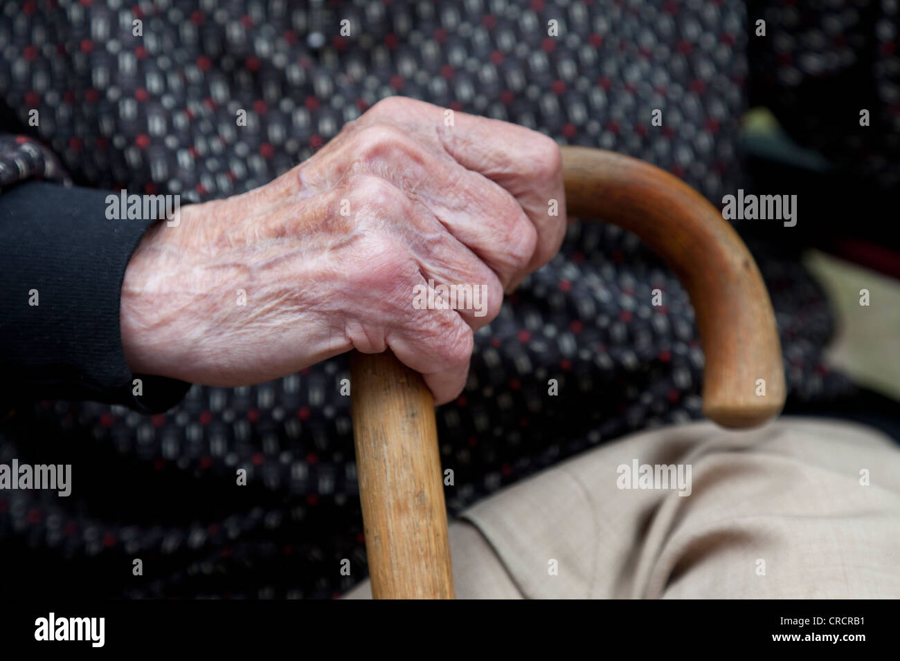 Hand eines älteren Mannes greifen einen Spazierstock Stockfoto