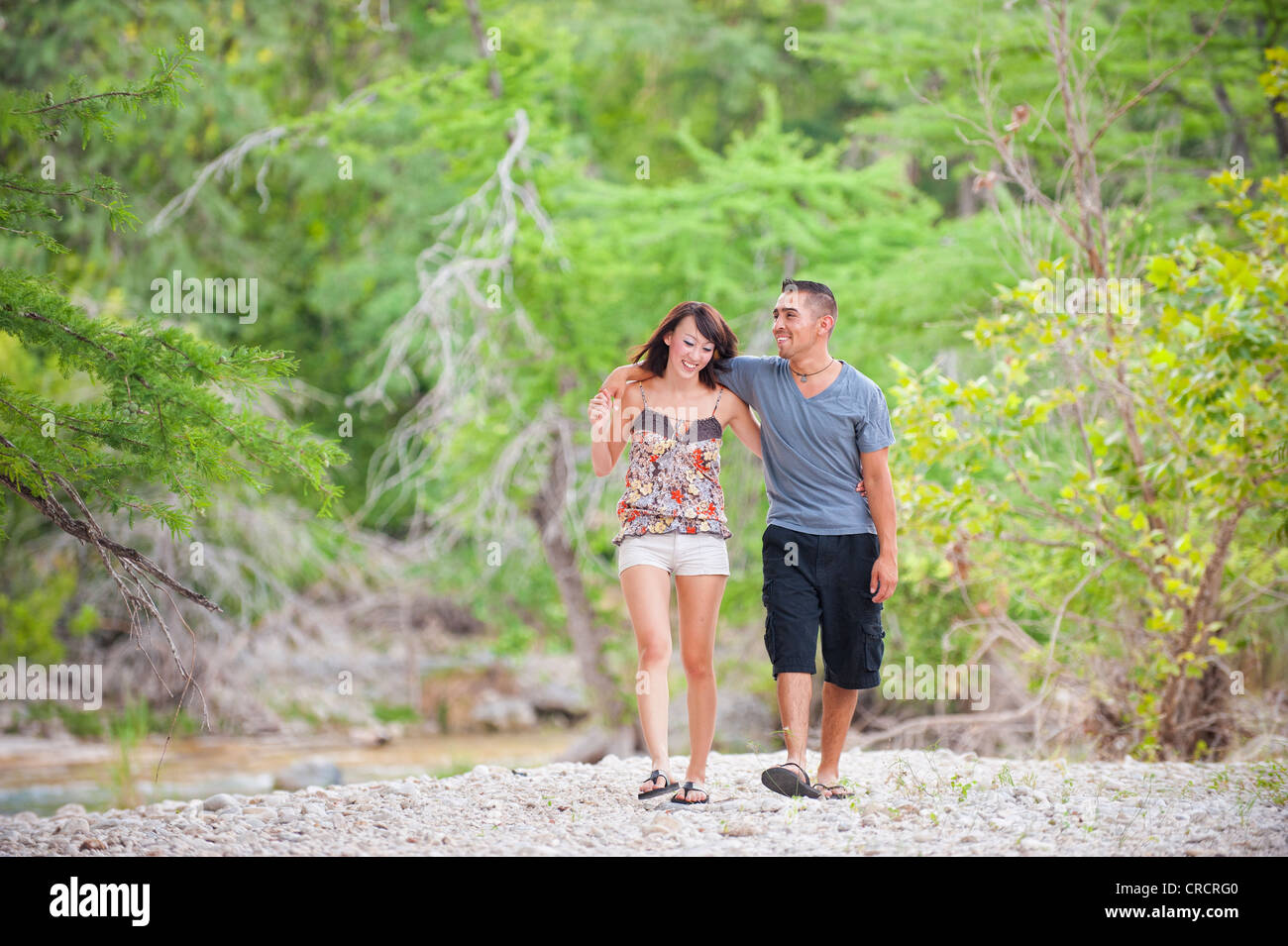 Junges Paar in Liebe - Mann, 22, Hispanic, Frau, 20, koreanische, Standort natürlichen Umgebung in der Nähe von Leakey, Texas, USA Stockfoto