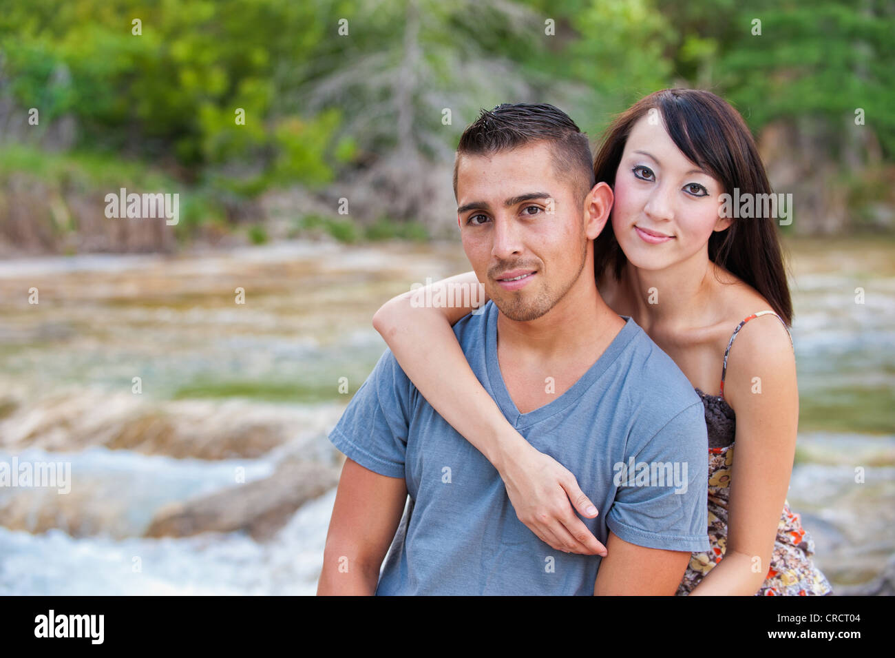 Junges Paar in Liebe - Mann, 22, Hispanic, Frau, 20, koreanische, Standort natürlichen Umgebung in der Nähe von Leakey, Texas, USA Stockfoto