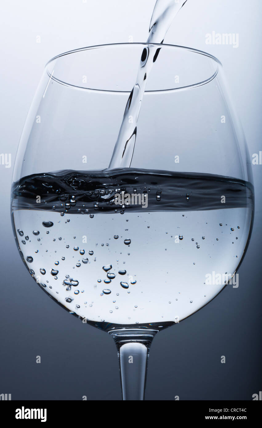 Cristal Glas mit Mineralwasser. Stockfoto