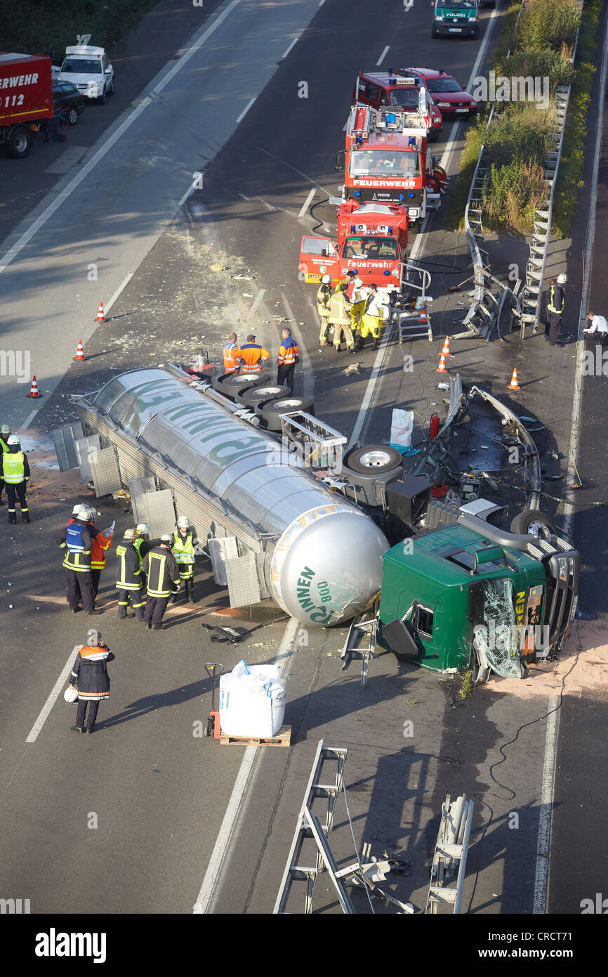 Gestürzte Gefahrgut Fahrzeug, Autobahn A3 in der Nähe von Dierdorf, Rheinland-Pfalz, Deutschland, Europa Stockfoto