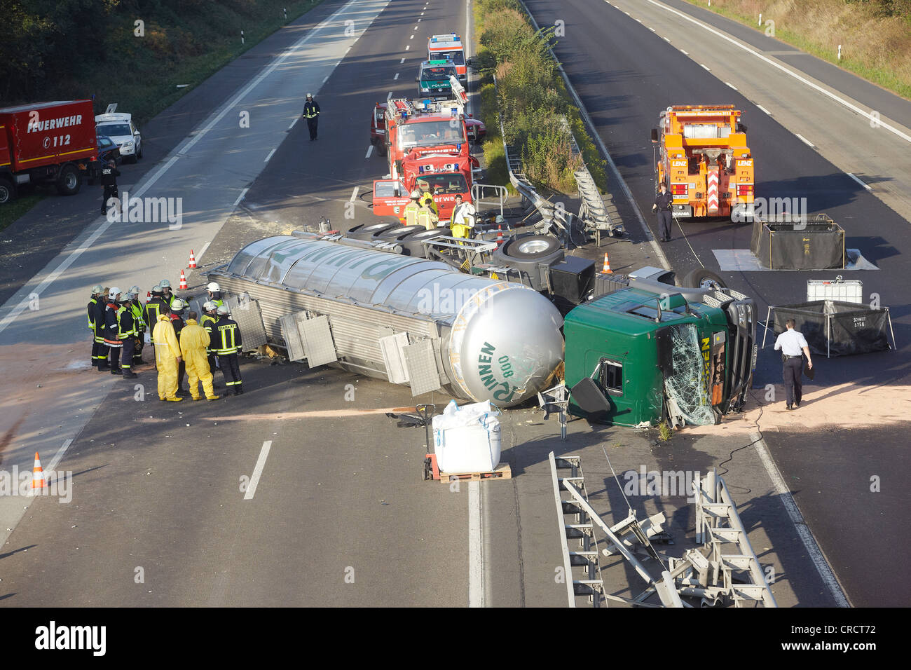 Gestürzte Gefahrgut Fahrzeug, Autobahn A3 in der Nähe von Dierdorf, Rheinland-Pfalz, Deutschland, Europa Stockfoto