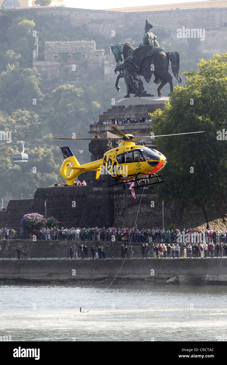 Übung auf dem Wasser mit ADAC Rettungshubschrauber "Christoph 23", Eurocopter EC 135, Koblenz, Rheinland-Pfalz zu retten Stockfoto
