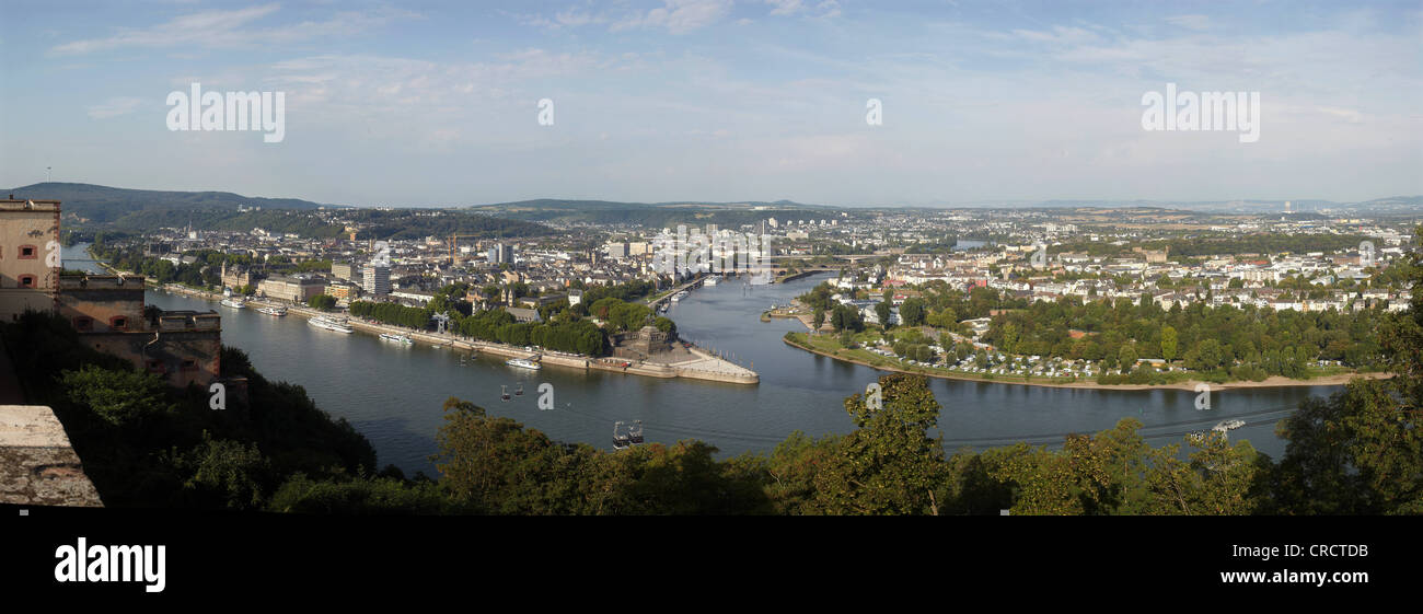 Panoramablick über den Rhein, Mündung des Flusses Mosel, Deutsches Eck Landzunge, Seilbahn der Bundesgartenschau 2011 Stockfoto