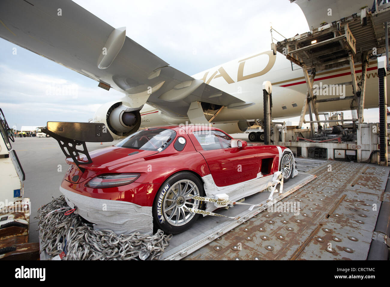 Laden von einem Mercedes SLS auf eine Boeing 777 Frachtmaschine am Flughafen Frankfurt-Hahn, Lautzenhausen, Rheinland-Pfalz Stockfoto