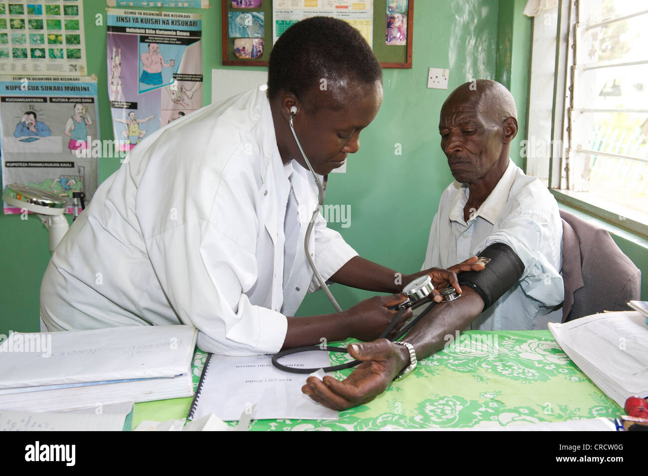 Arzt und Patient in einem Krankenhaus in der Nähe von Bukoba, Tansania, Afrika Stockfoto