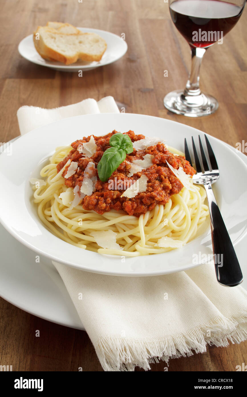 Spaghetti Bolognese mit Parmesan und Basilikum, Brot - Rezeptdatei zur Verfügung Stockfoto