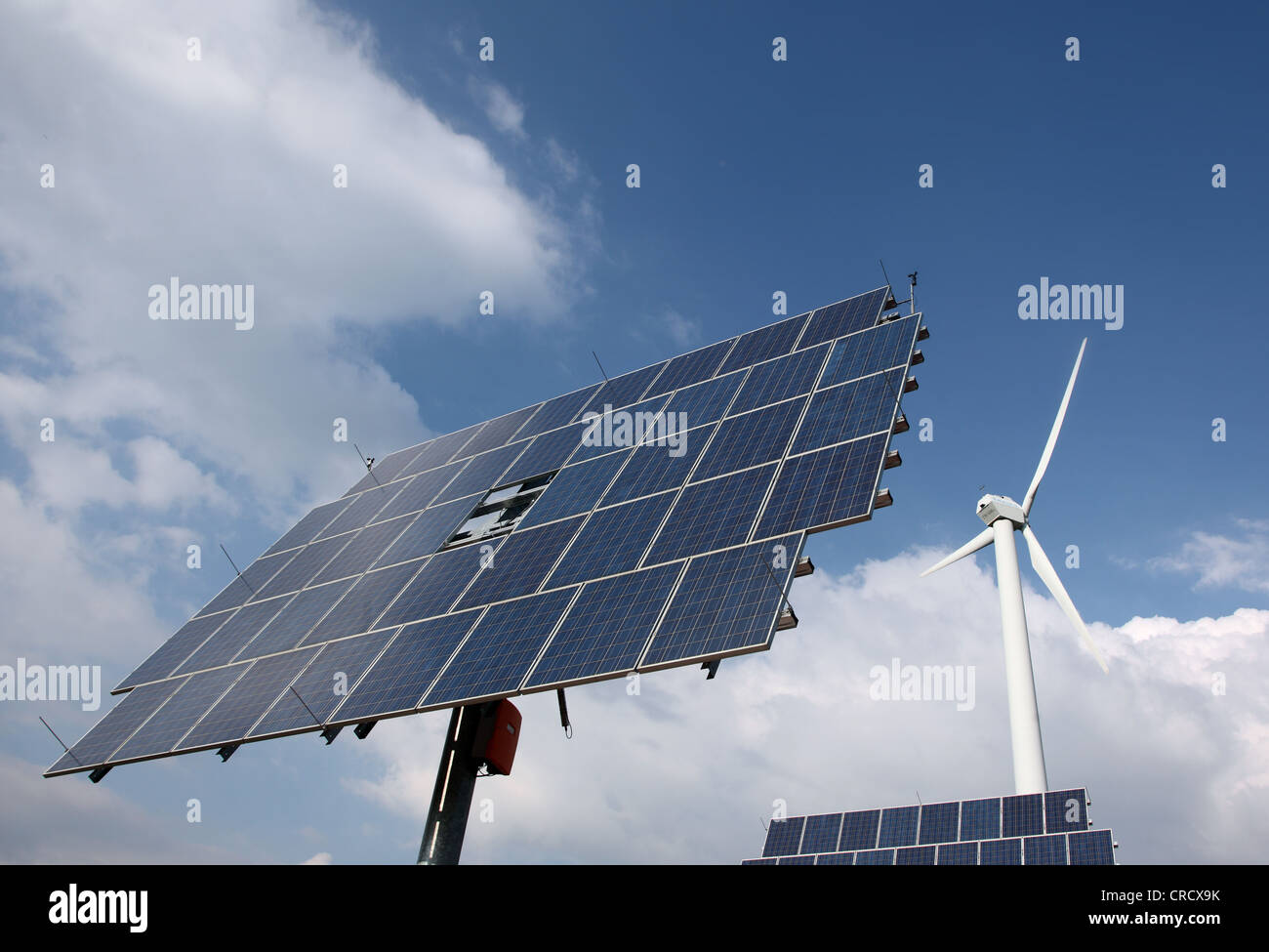 Solar-Panel und Windrad, erneuerbare Energien Stockfoto