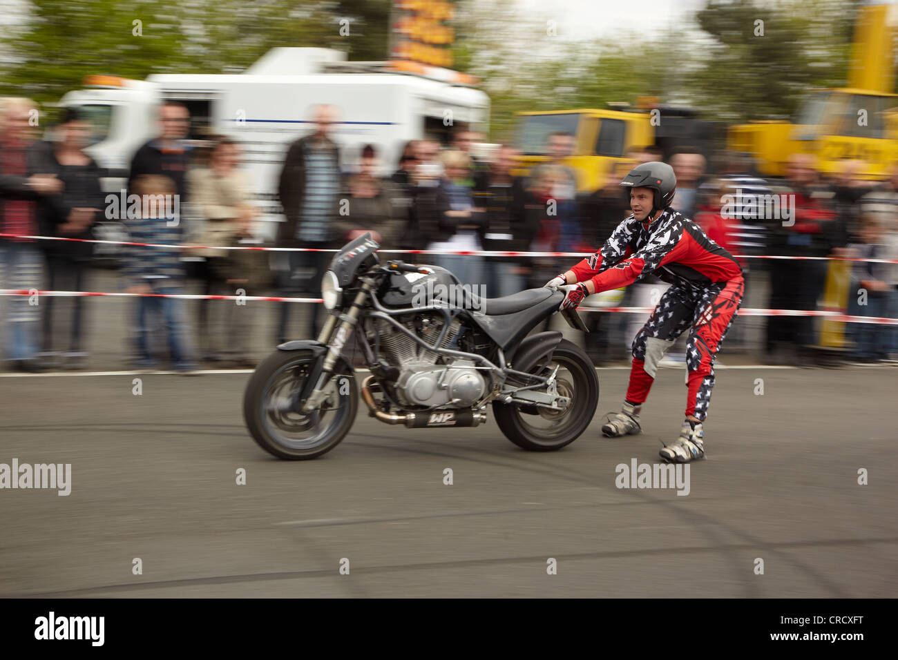 Motorrad Stuntman Mike Auffenberg gezogen von seinem Motorrad, Koblenz, Rheinland-Pfalz, Deutschland, Europa Stockfoto