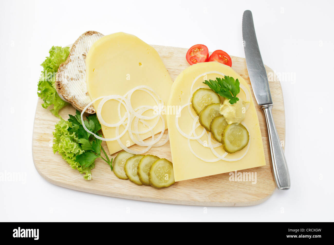 Kölner Spezialität Halver Hahn, Roggenbrot mit Mittel-Alter Gouda Käse, Gurken, Senf und Zwiebeln Scheiben Stockfoto