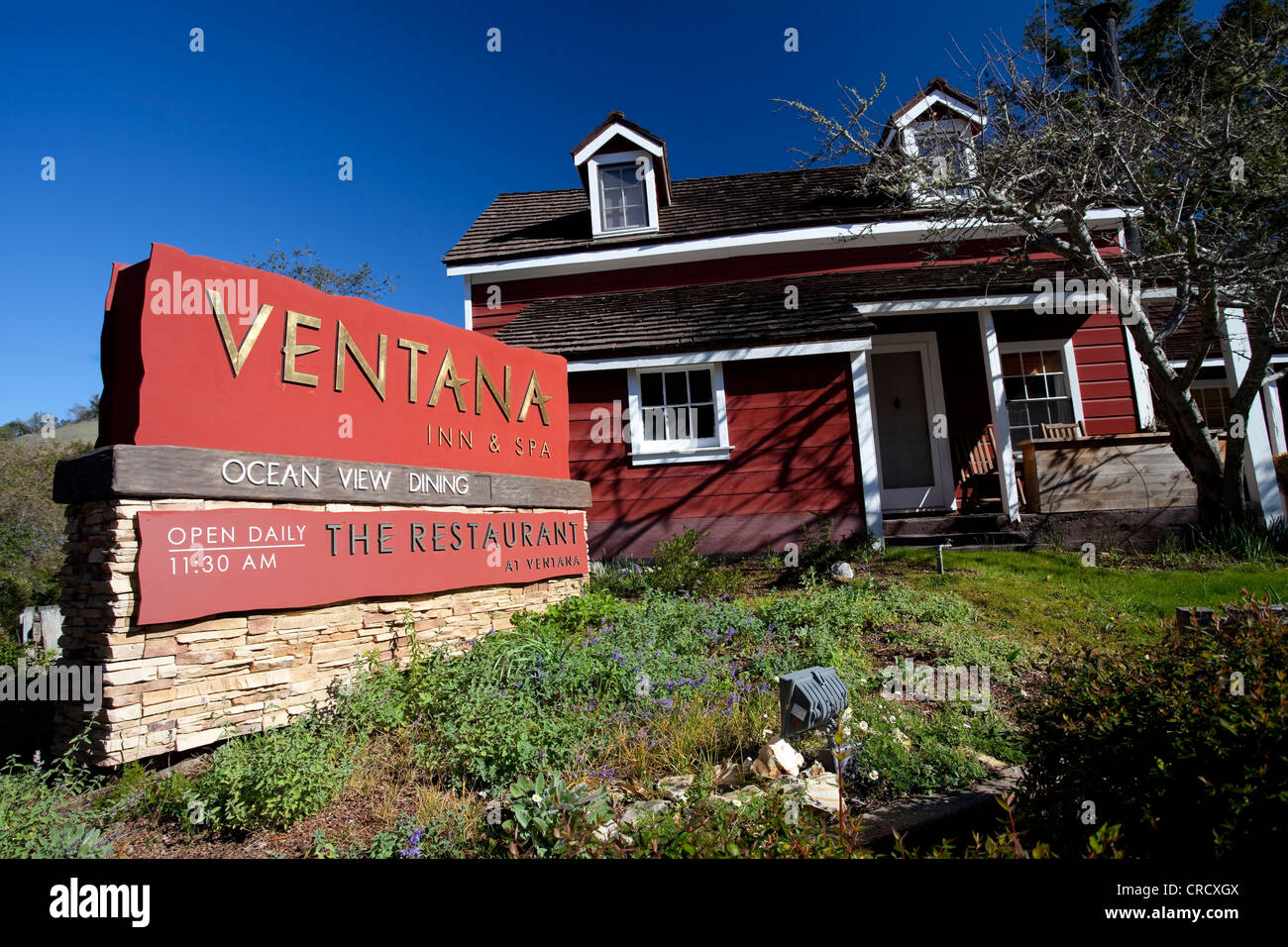 Die Fassade des Ventana Inn and Spa in Big Sur, Kalifornien am HIghway 1. Stockfoto
