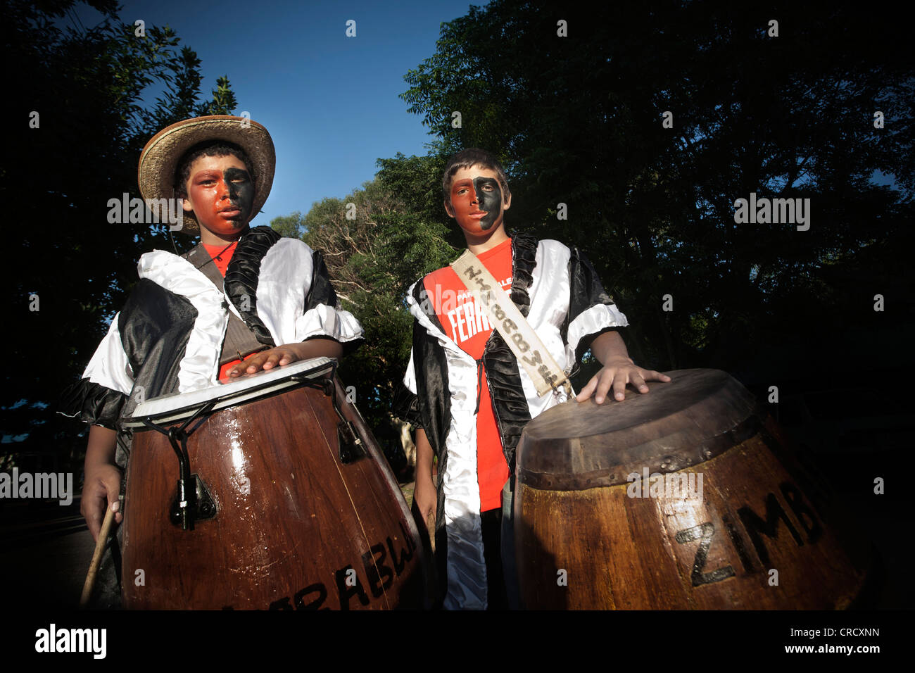 Zwei Kinder mit Trommeln in Colonia del Sacramento, Uruguay. Stockfoto