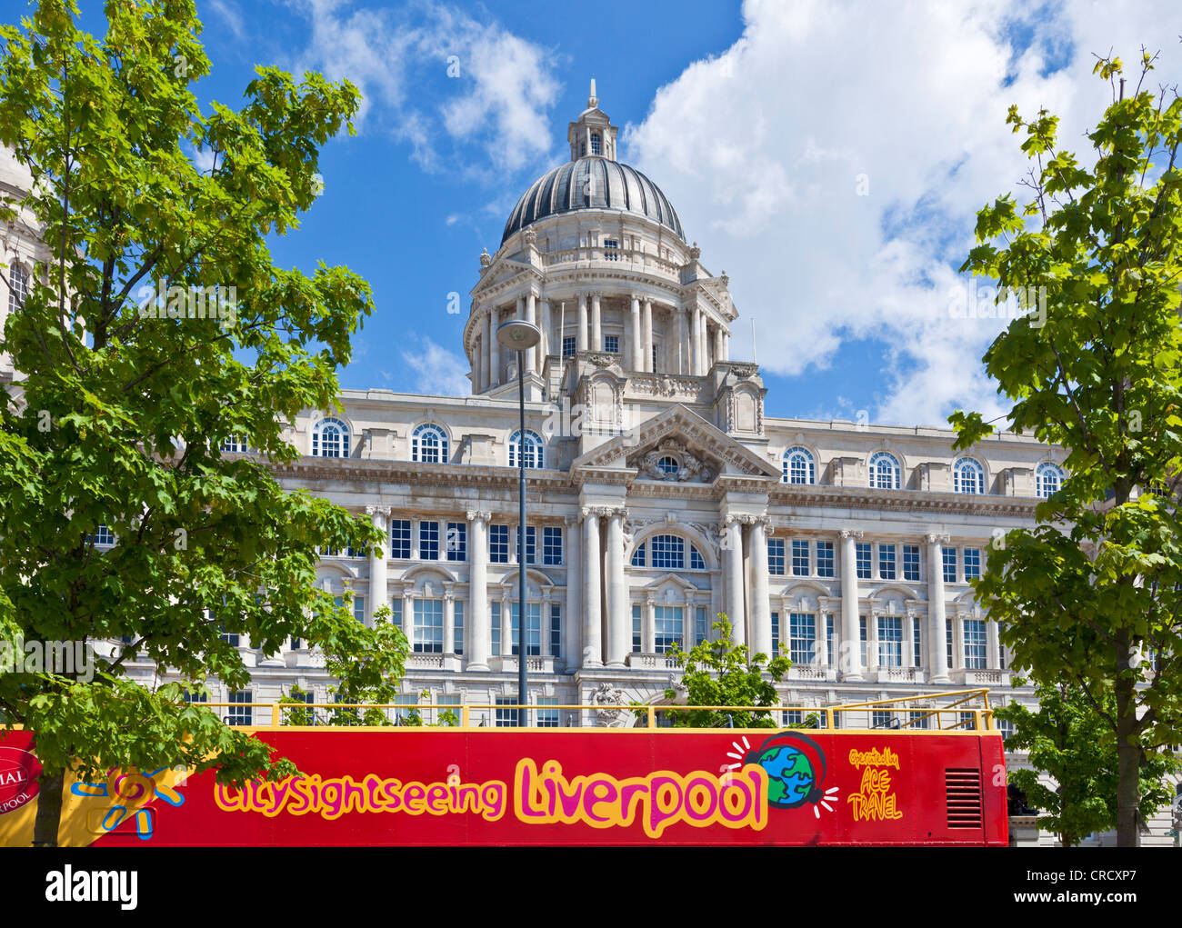 Port of Liverpool Building mit einem roten Sightseeing Tourbus außerhalb von Merseyside England uk gb EU-Europa Stockfoto