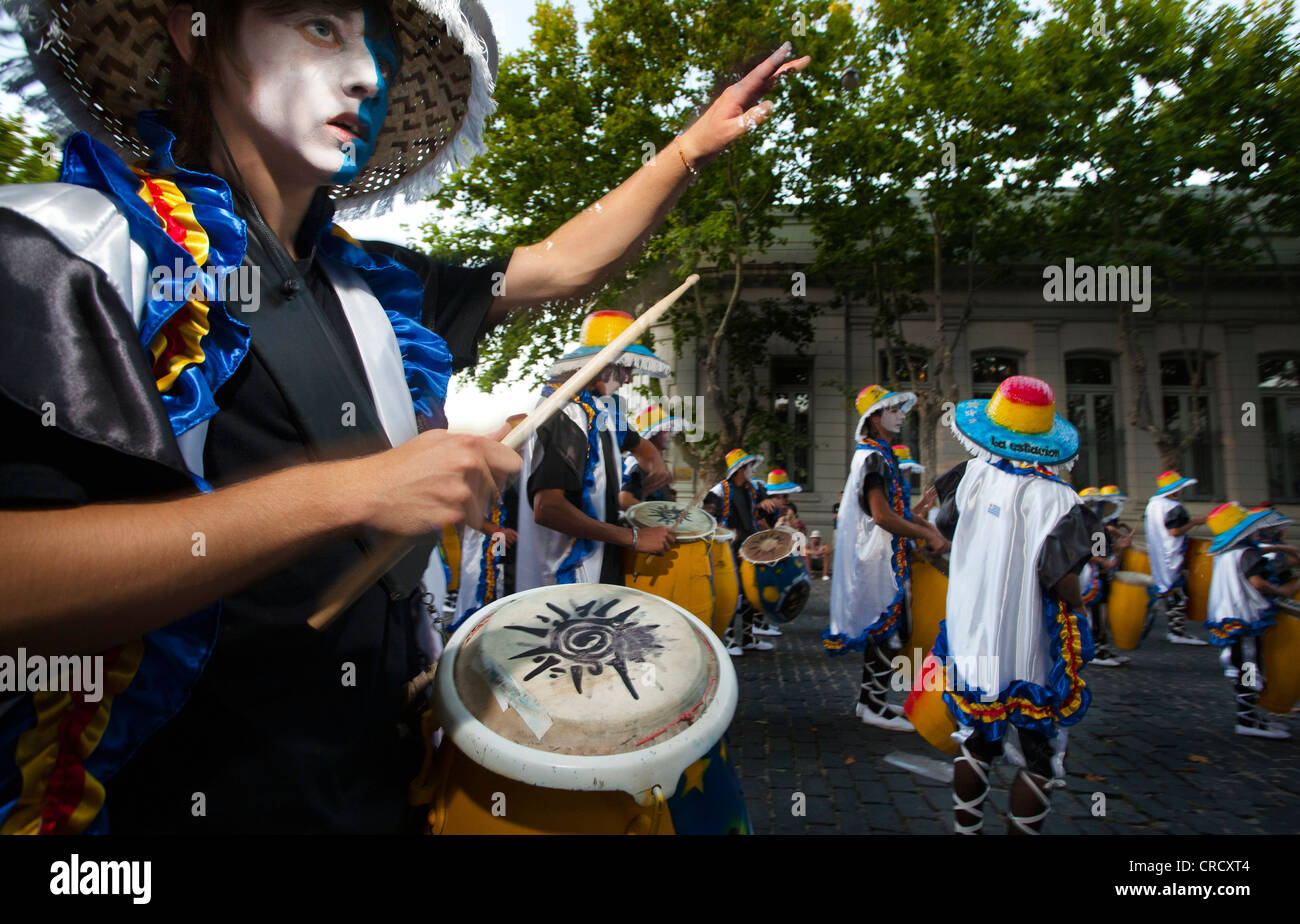 Desfile de Llamadas während der Karneval in Colonia del Sacramento, Uruguay. Stockfoto