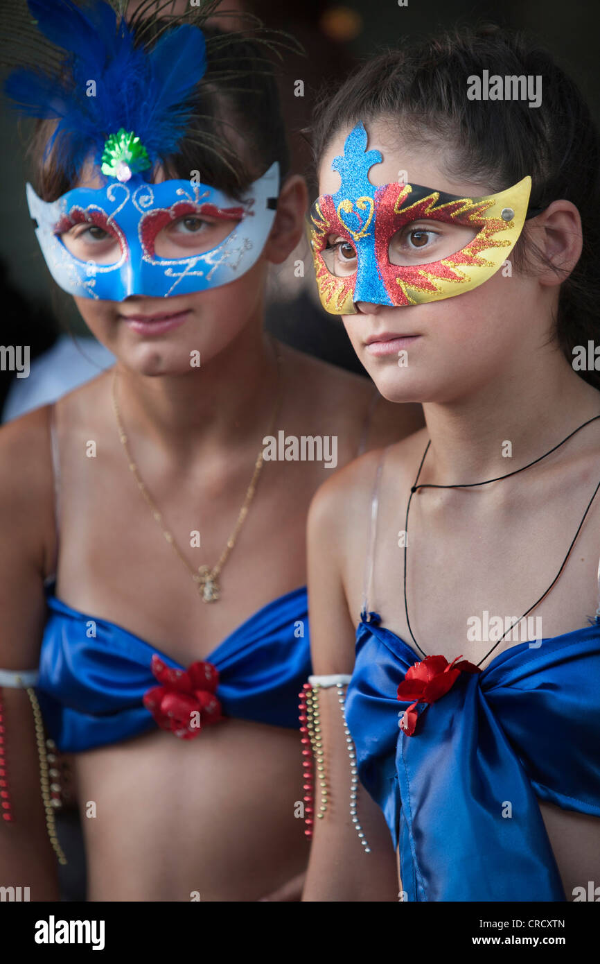 Zwei Mädchen mit Masken in Colonia del Sacramento, Uruguay. Stockfoto
