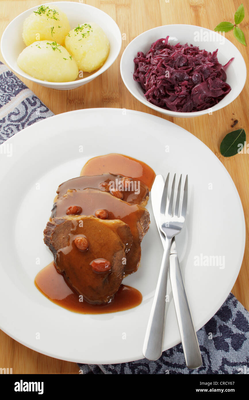 Saurer Braten Rheinischen Sauerbraten, Kartoffelklöße, Rotkohl Stockfoto