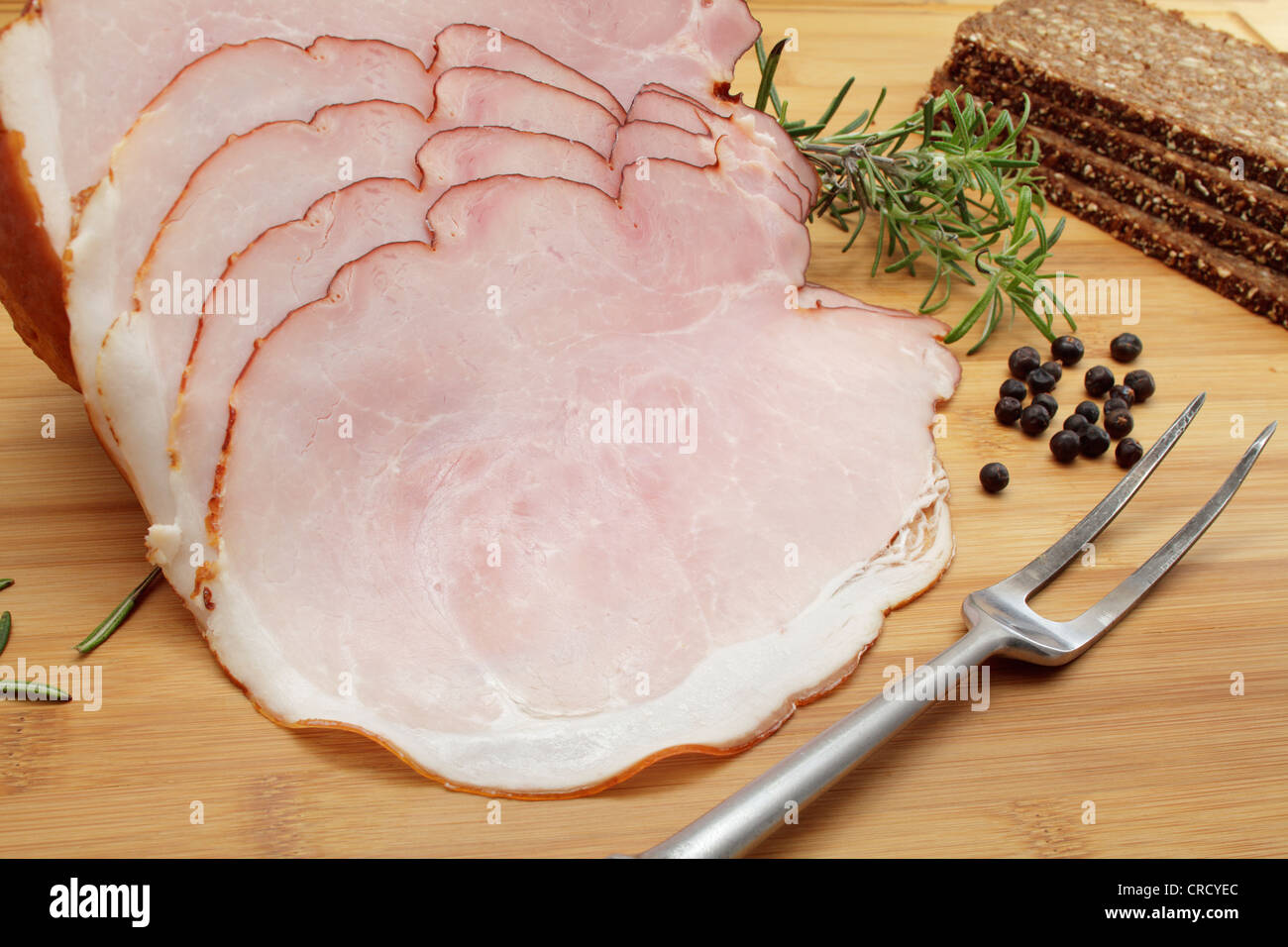 Geräucherter Schinken mit Schwarzbrot Stockfoto