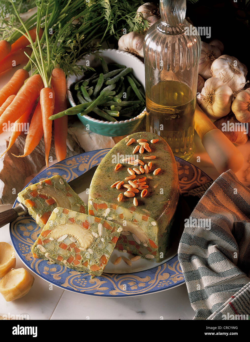 Grüne Bohnen Moussaka mit Karotten und Artischockenherzen, Griechenland. Stockfoto
