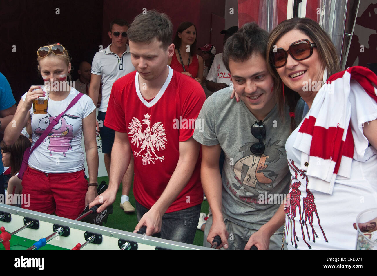 Fußball-fans spielen Tischfußball vor gerade Spiel während der Fußball-Europameisterschaft 2012 in der Fan Zone in Breslau, Polen Stockfoto