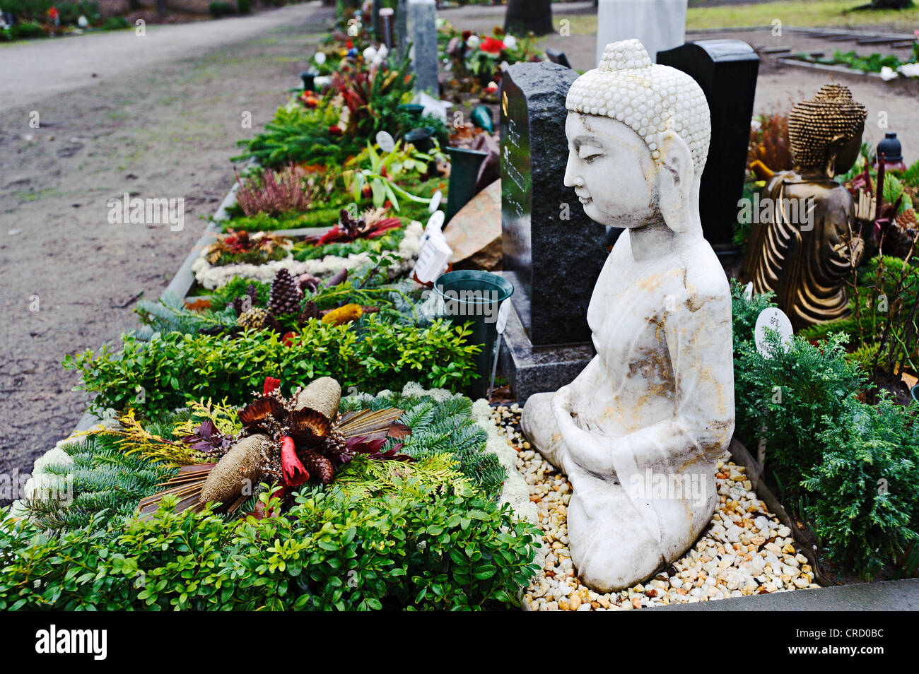 Buddha-Statue auf einem Grab, Friedhof, Berlin, Deutschland, Europa Stockfoto