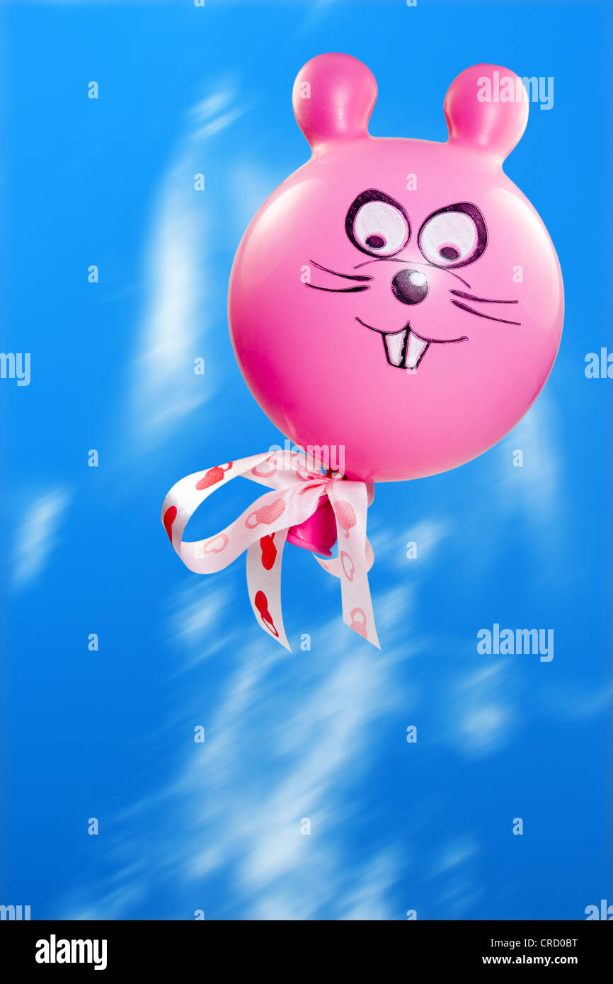 Rosa fliegende Hase Ballon am Himmel. Stockfoto