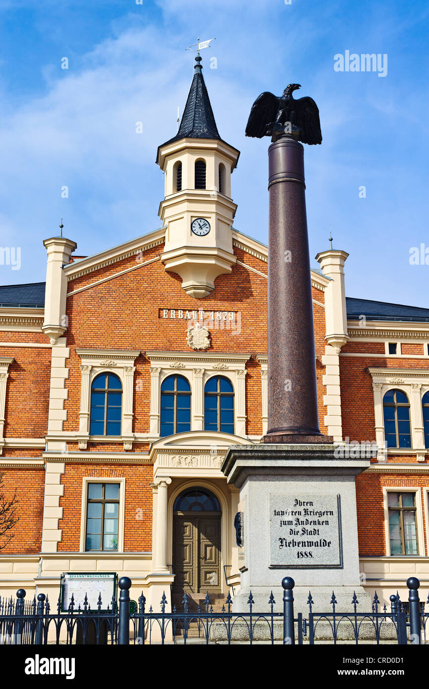 Krieg-Denkmal und Rathaus, Liebenwalde, Landkreis Oberhavel, Brandenburg, Deutschland, Europa Stockfoto