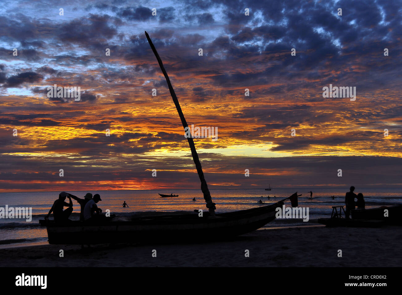 Fischerboote bei Sonnenuntergang am Strand, Jericoacoara, Ceará, Brasilien, Südamerika Stockfoto