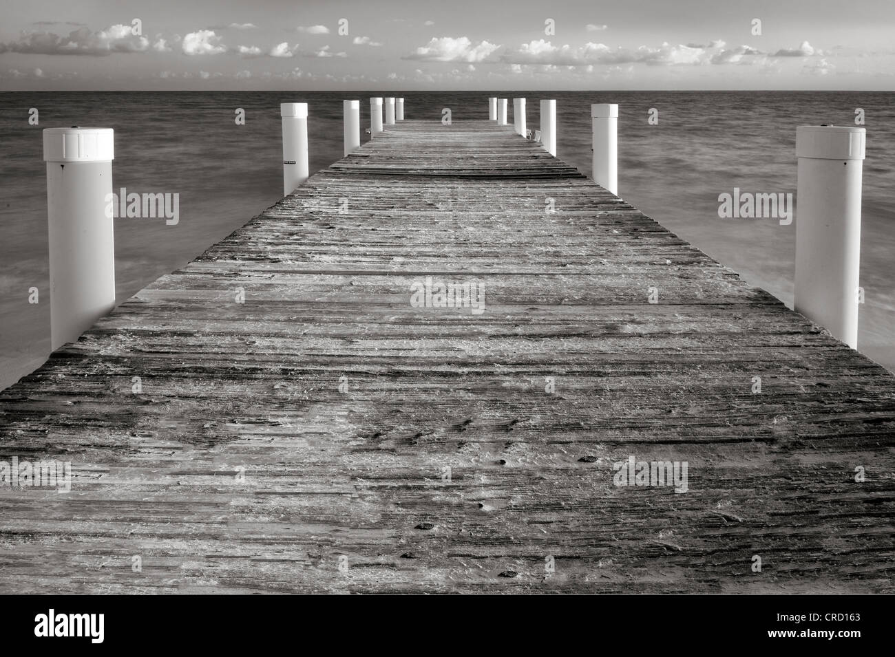 Pier bei Sonnenaufgang im Grace Bay. Providenciales. Turks- und Caicosinseln. Stockfoto