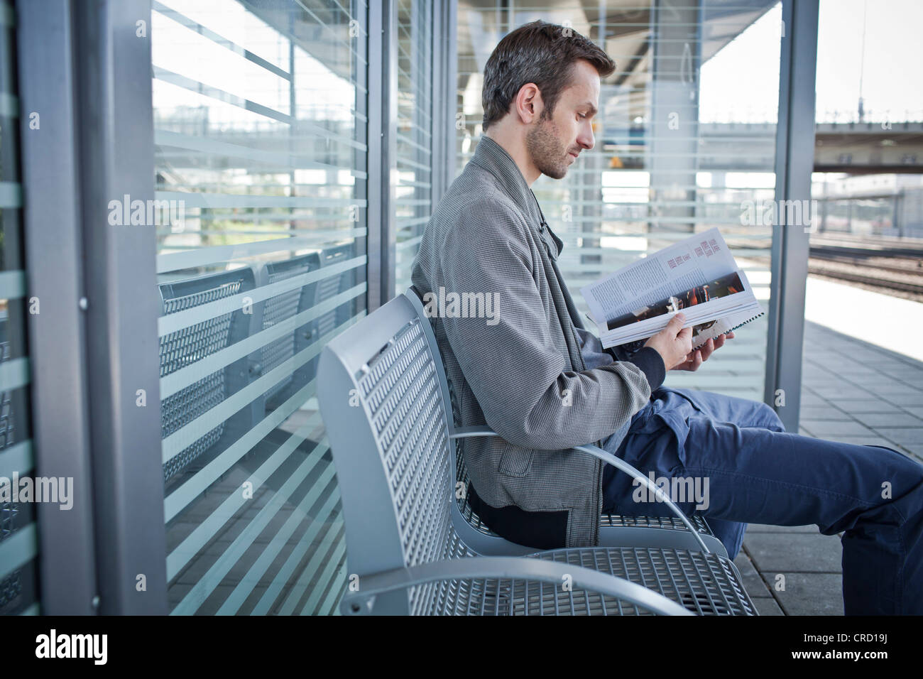 Mann mit Magazin im freien Stockfoto