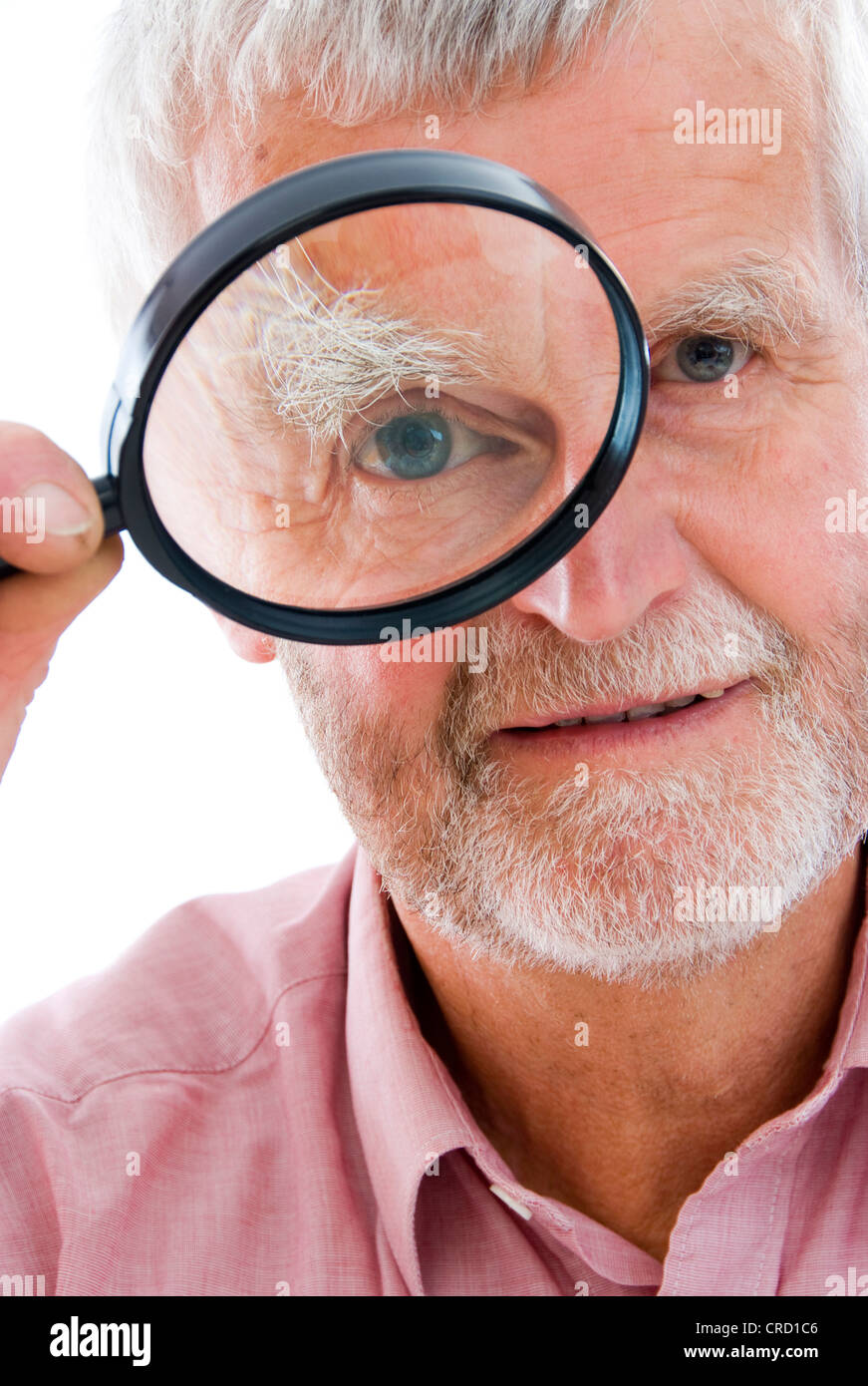 Rentner mit Lupe Stockfoto