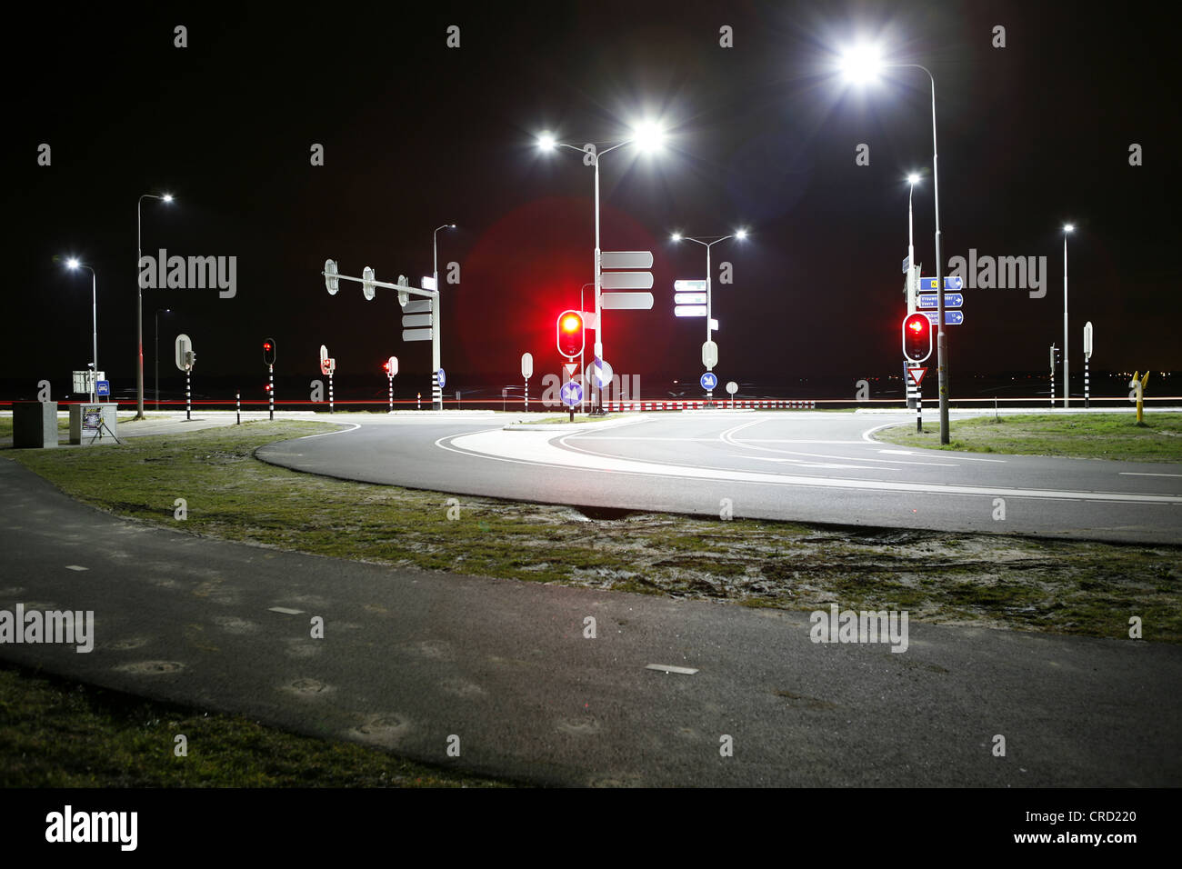 Kreuzung bei Nacht, oostwestweg n57, in der Nähe von Kamperland, Zeeland, Holland, Niederlande, Europa Stockfoto