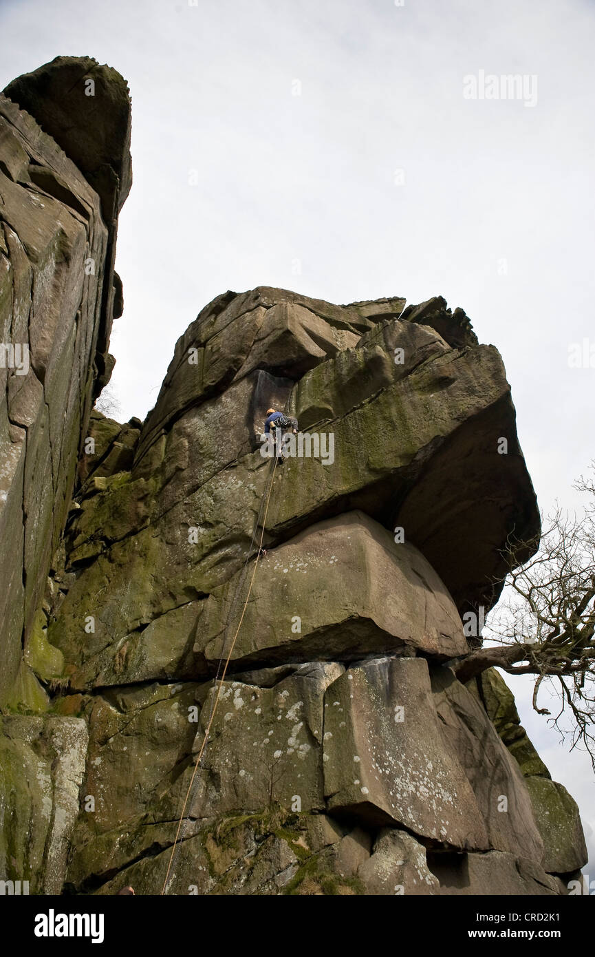 Kletterer auf The Crack auf Cratcliffe Felsen im Peak District, Derbyshire, UK Stockfoto