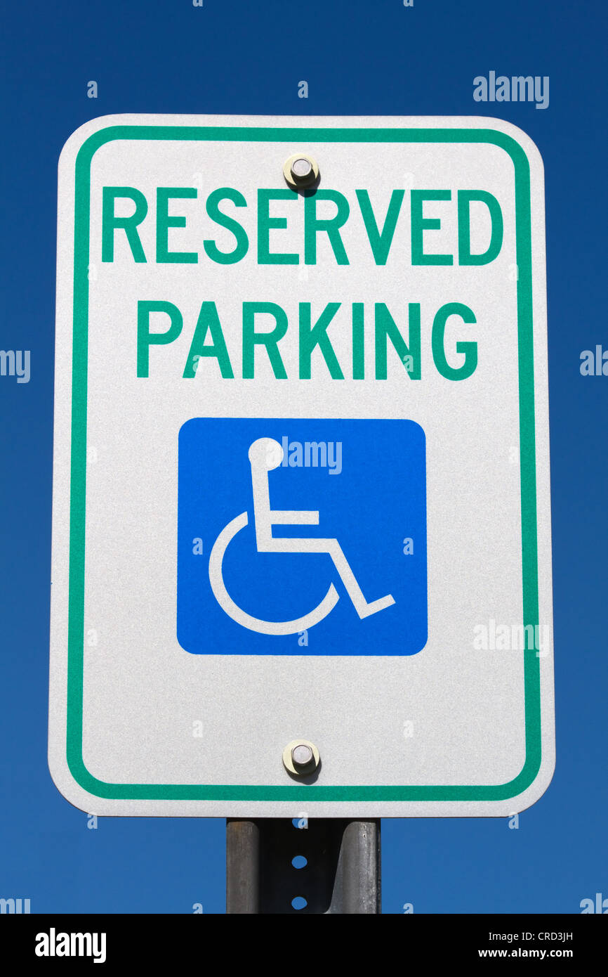 Behinderte und Behinderte reservierten Parkplatz Schild vor einem blauen Himmel. Stockfoto