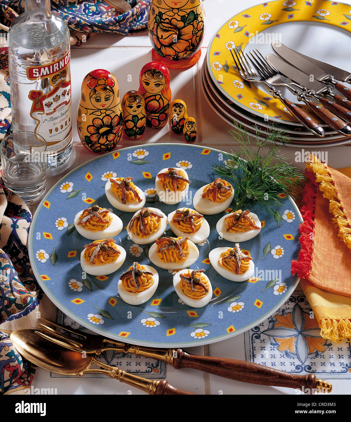 Russische Eier, mit würziger Mayonnaise-Füllung, garniert mit Sardellen, kalte Vorspeise, Russland. Stockfoto