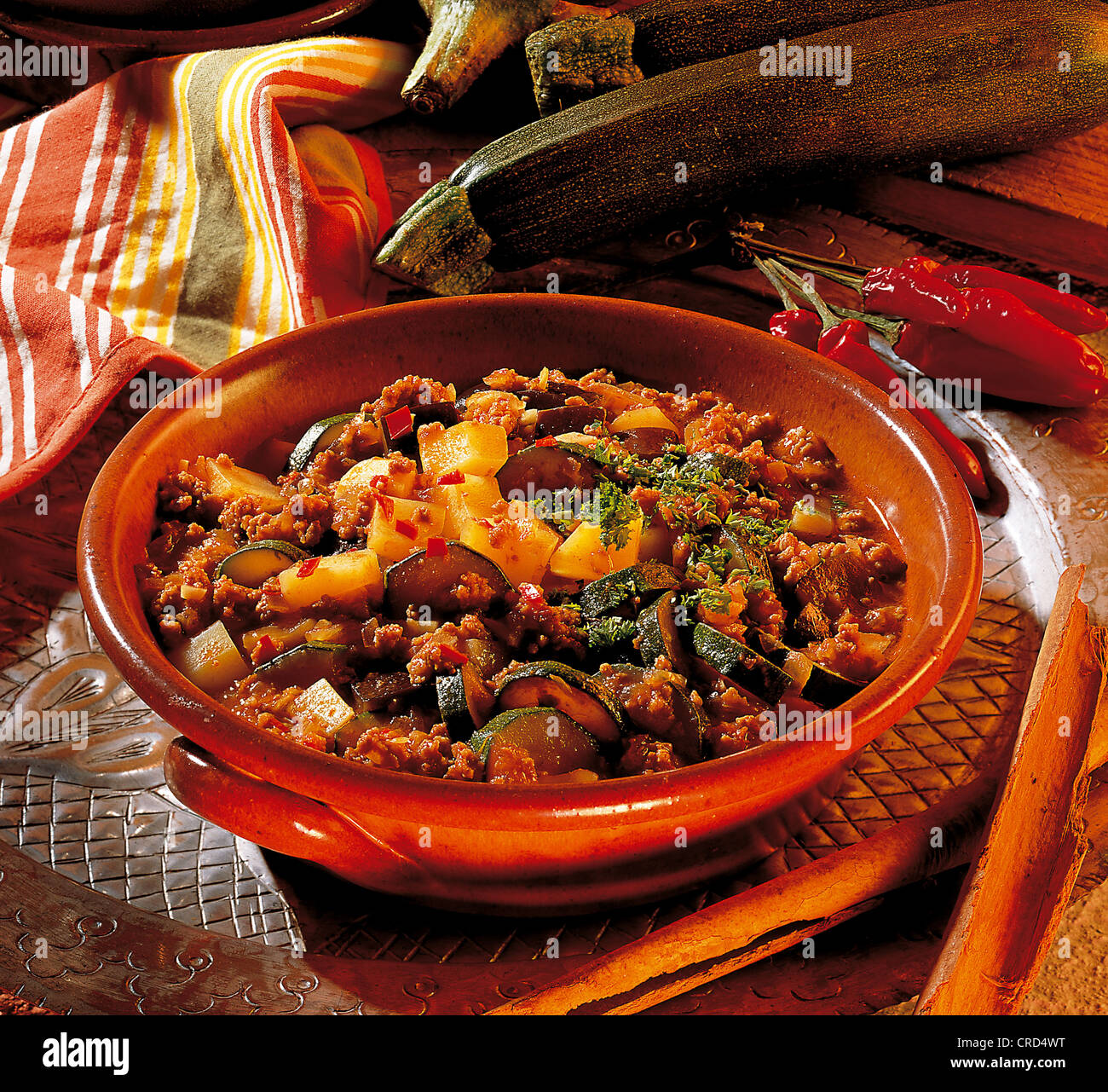Marokkanische Gemüse-Tajine, Aubergine, Zucchini, Zwiebeln, Kartoffeln,  Hackfleisch, gewürzt mit Zimt, Koriander und Kreuzkümmel Stockfotografie -  Alamy