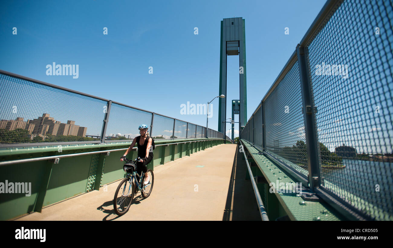 Die neu renovierte und wiedereröffnete Randall Insel Fußgängerbrücke über den East River in New York Stockfoto